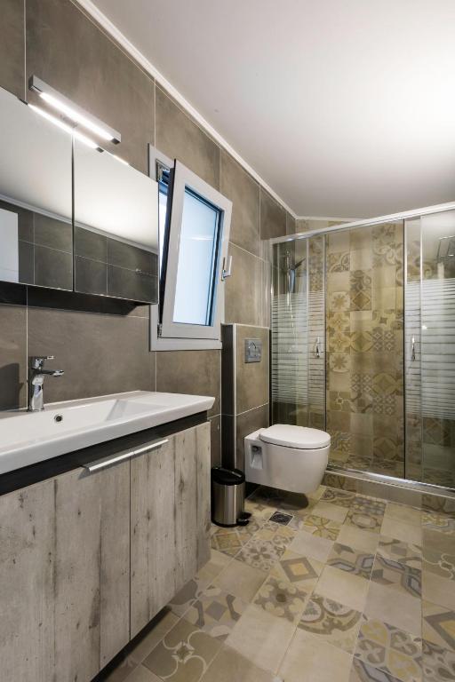 Villa Estella with pool & jacuzzi in Lindos room 3